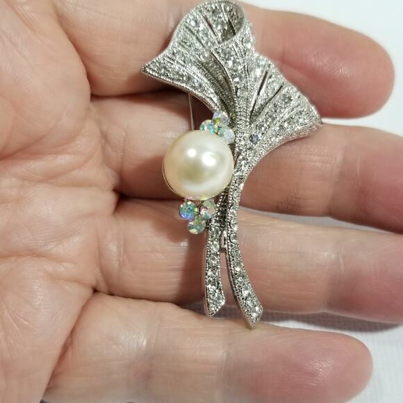 Bouquet brooch faux pearl rhinestone 2 1/4"X1 3/4" 1.1998 - Picture 3 of 9